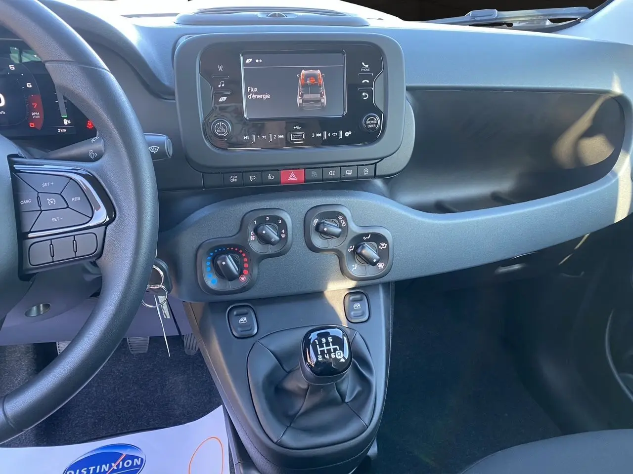 Intérieur de la Fiat Panda 2025 en noir, vue du tableau de bord avec écran multimédia et levier de vitesses manuel.