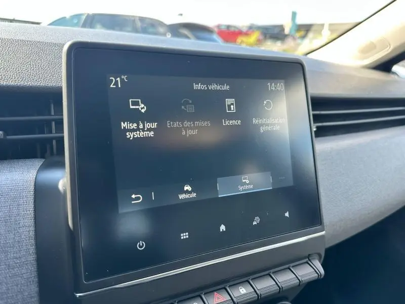 Écran tactile central affichant les options de mise à jour système dans l'habitacle gris clair d'une Renault Clio 2025