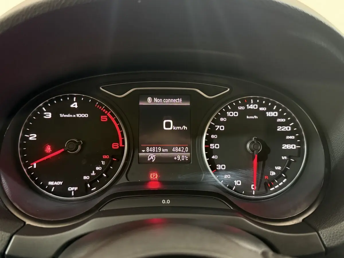 Tableau de bord d'Audi A3 2.0 TDI 150 Business Line 2018, affichage digital et compteurs analogiques au ralenti.