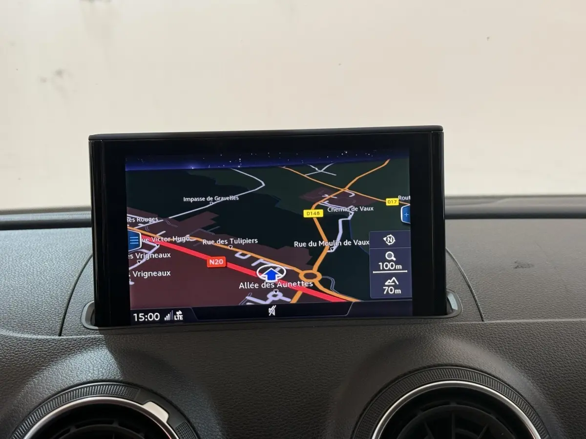 Écran de navigation 7 pouces affichant une carte dans l'habitacle d'une Audi A3 bleu 2018.