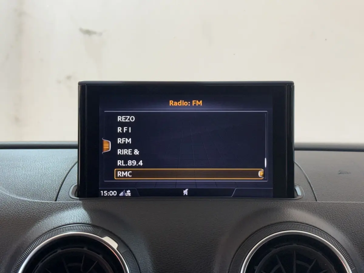 Écran multimédia 7 pouces affichant les stations FM dans l’habitacle d’une Audi A3 Business Line 2018.