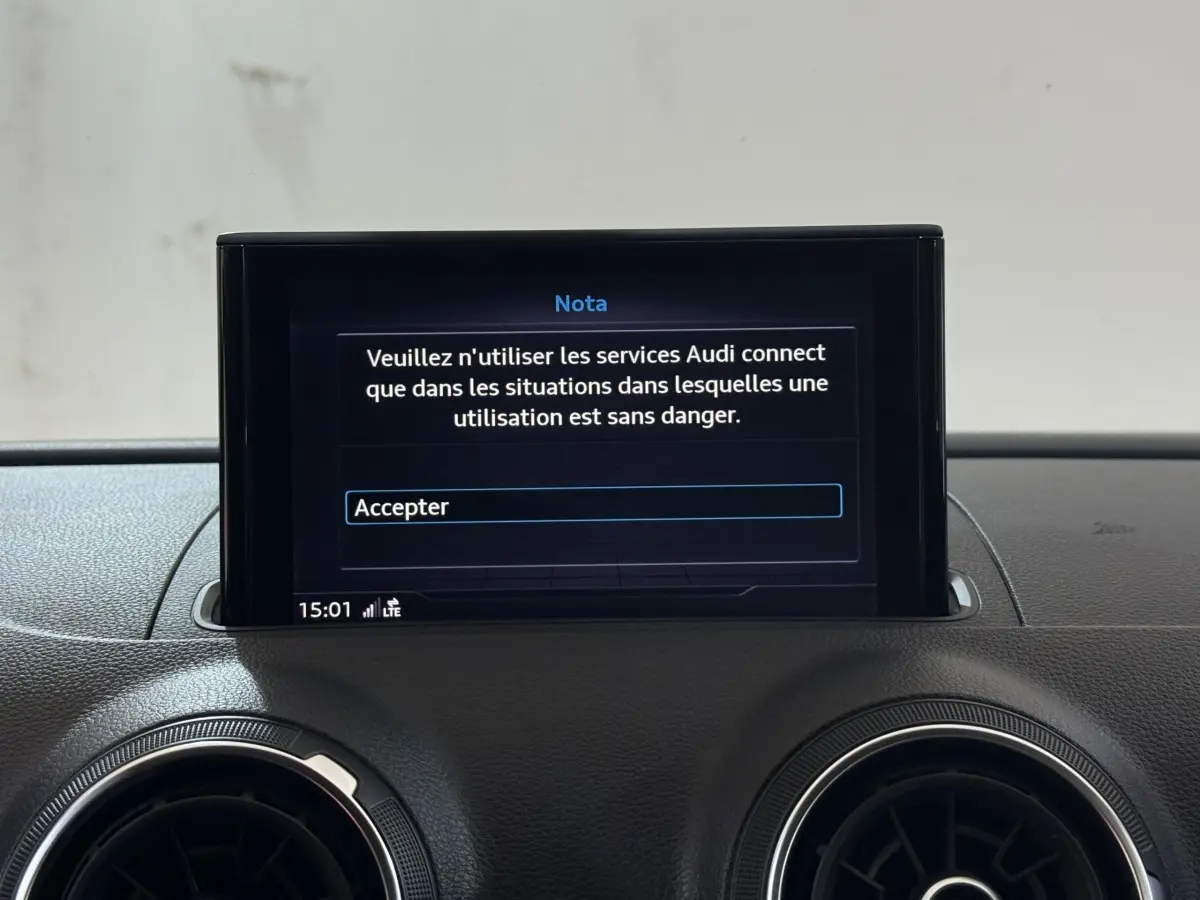 Écran central multifonctions affichant un avertissement dans l'habitacle d'une Audi A3 2.0 TDI Business Line.