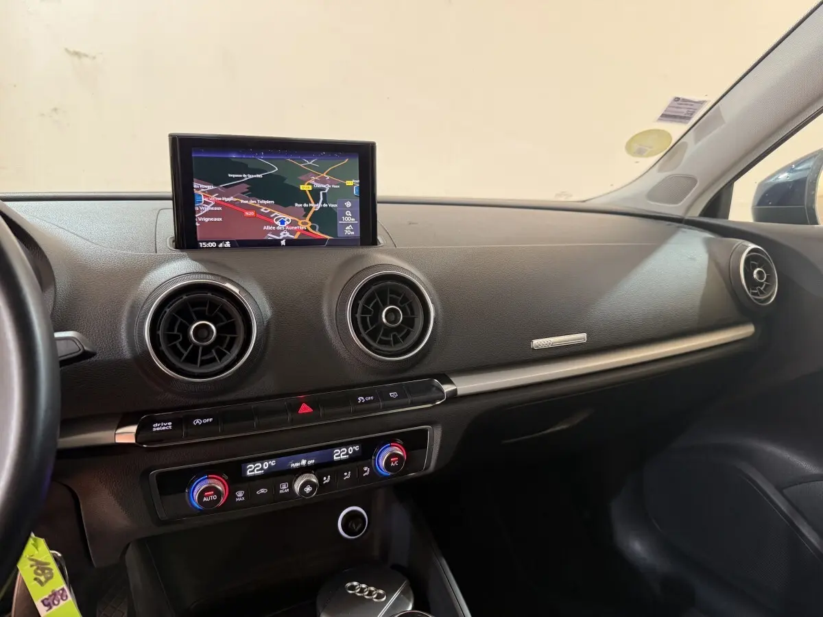 Tableau de bord de l'Audi A3 2.0 TDI 150 Business Line 2018, vue côté passager avec écran navigation et aérateurs ronds.