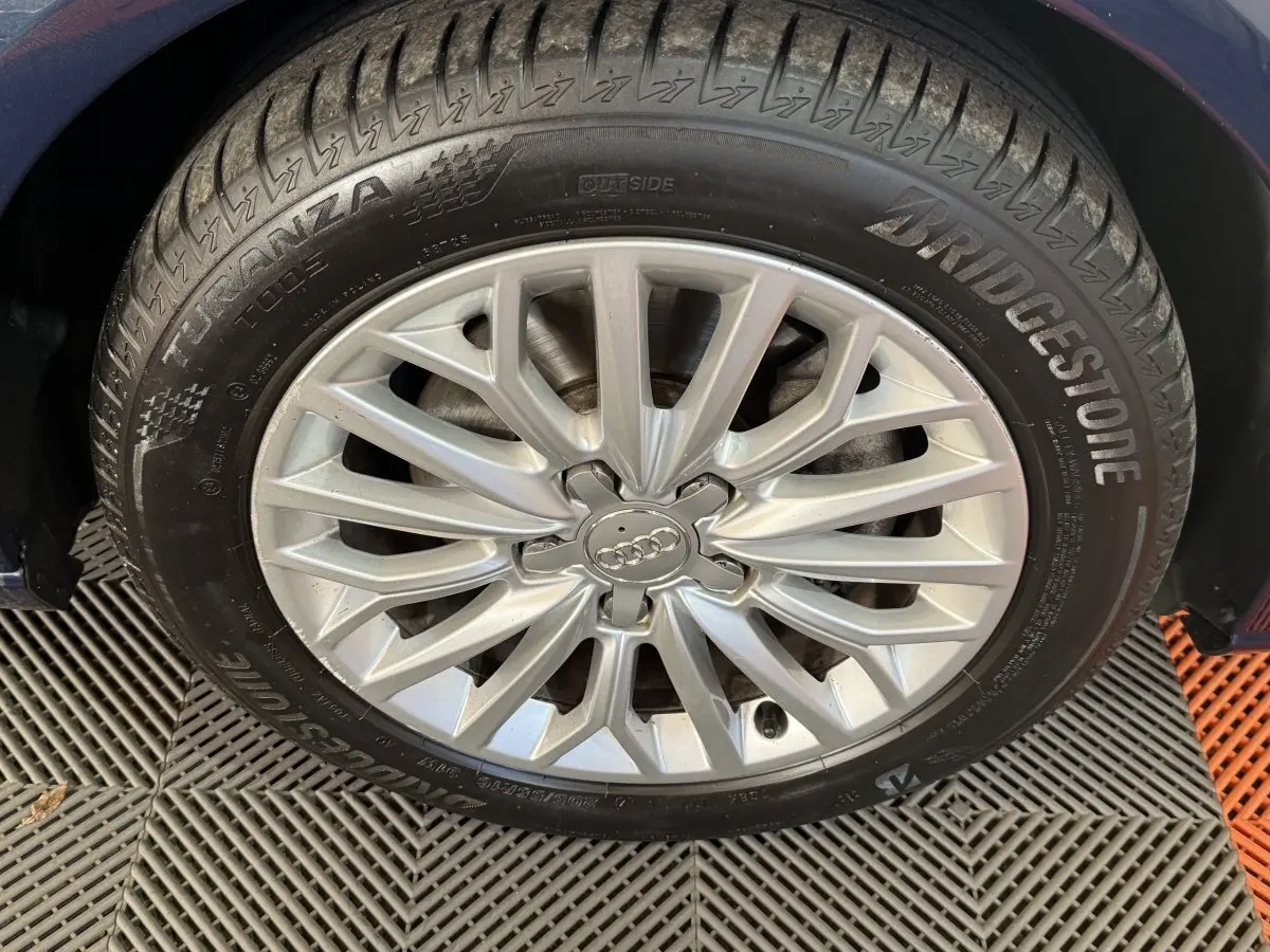 Gros plan sur la jante alliage argentée et pneu Bridgestone d'une Audi A3 bleu 2.0 TDI 150 BUSINESS LINE.