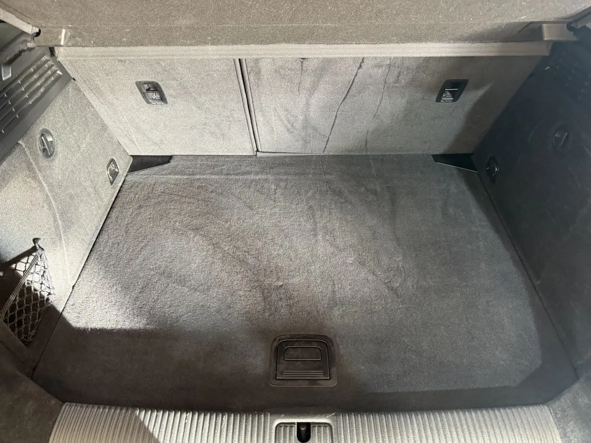 Vue plongeante sur le coffre spacieux et propre de l'Audi A3 2.0 TDI 150 Business Line, revêtement gris foncé.