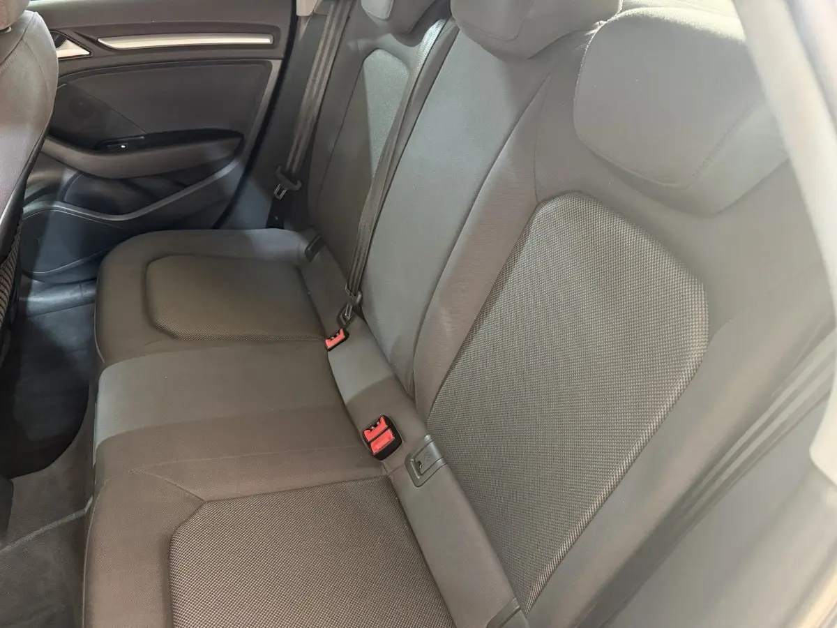Banquette arrière grise vue côté droit de l'Audi A3 2.0 TDI 150 Business Line 2018.