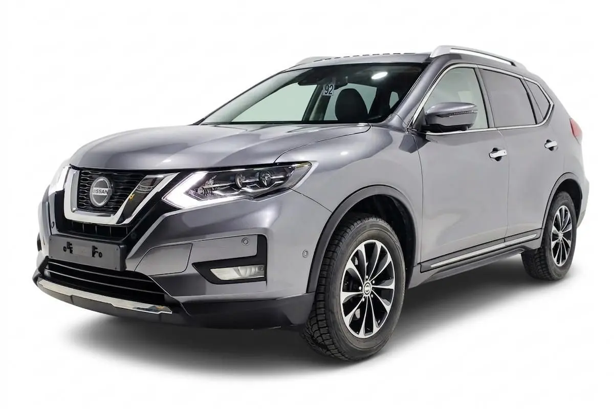 Nissan X-Trail gris métallisé en 3/4 avant droit, avec toit ouvrant et jantes alliage noires et argentées.