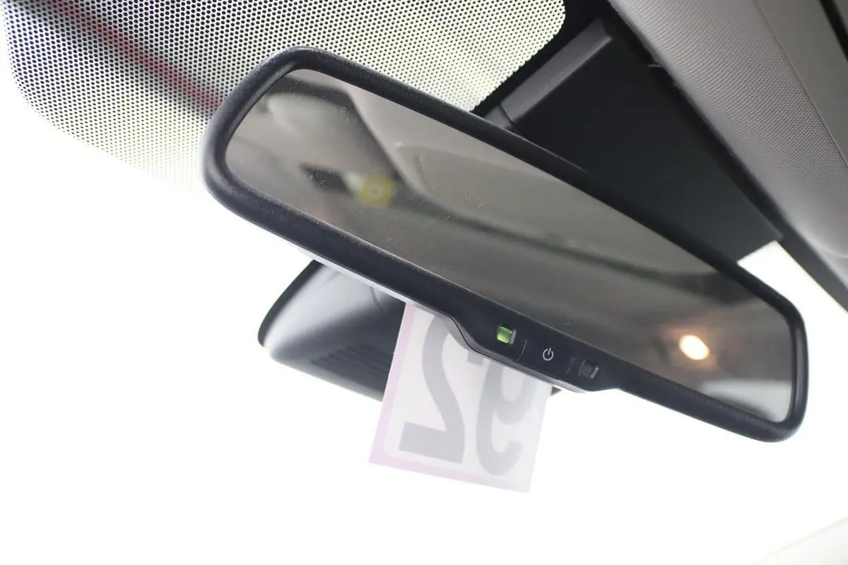 Rétroviseur intérieur du Nissan X-TRAIL 1.7 D 150 gris métallisé avec toit ouvrant, vu en gros plan depuis l'habitacle.