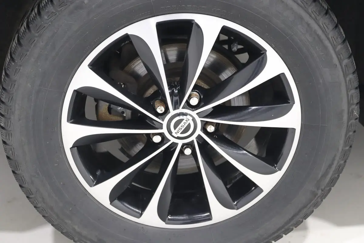 Gros plan sur la jante alliage bicolore noire et argentée du Nissan X-TRAIL 1.7 D 150 gris métallisé.