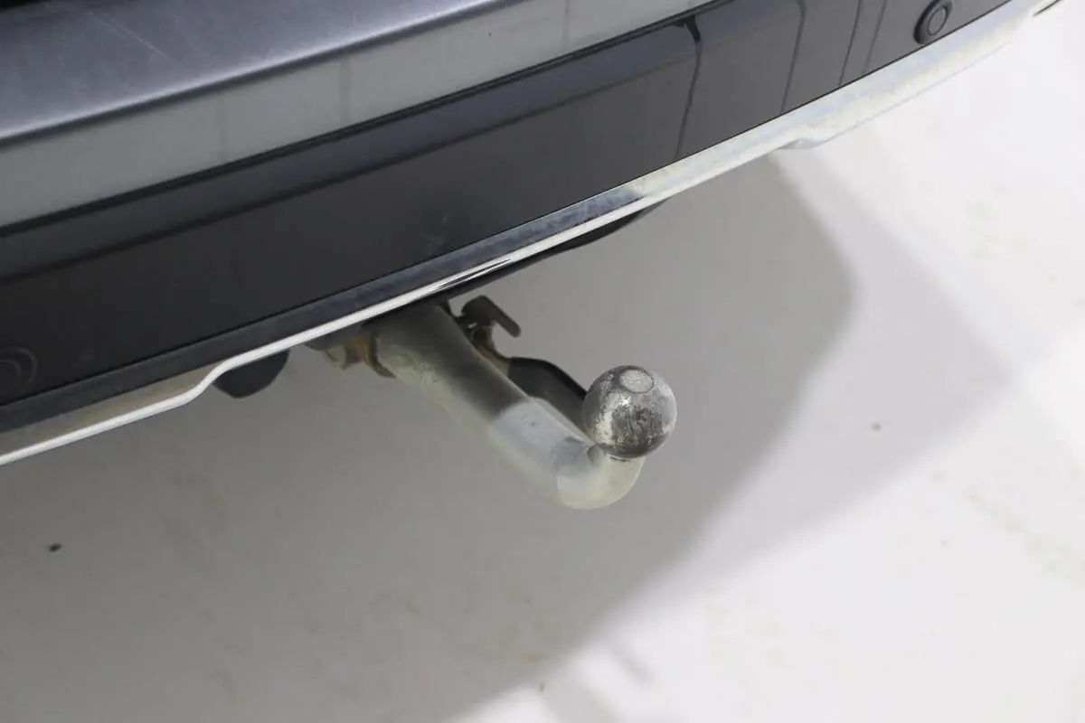 Gros plan sur l'attelage arrière d'un Nissan X-Trail gris métallisé, visible sous le pare-chocs arrière.