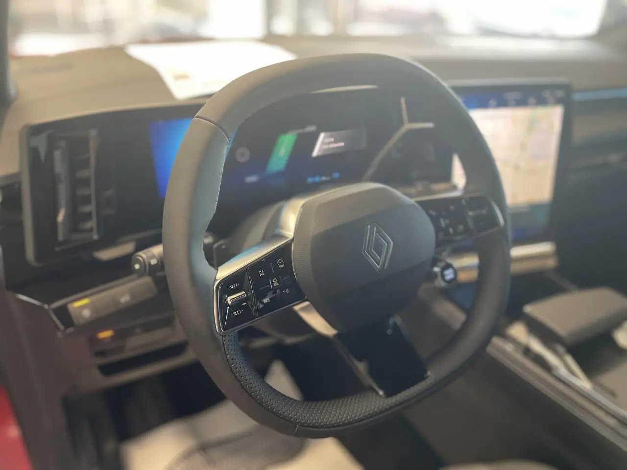 Vue rapprochée du volant Renault RAFALE 2025 avec commandes intégrées et tableau de bord numérique lumineux.