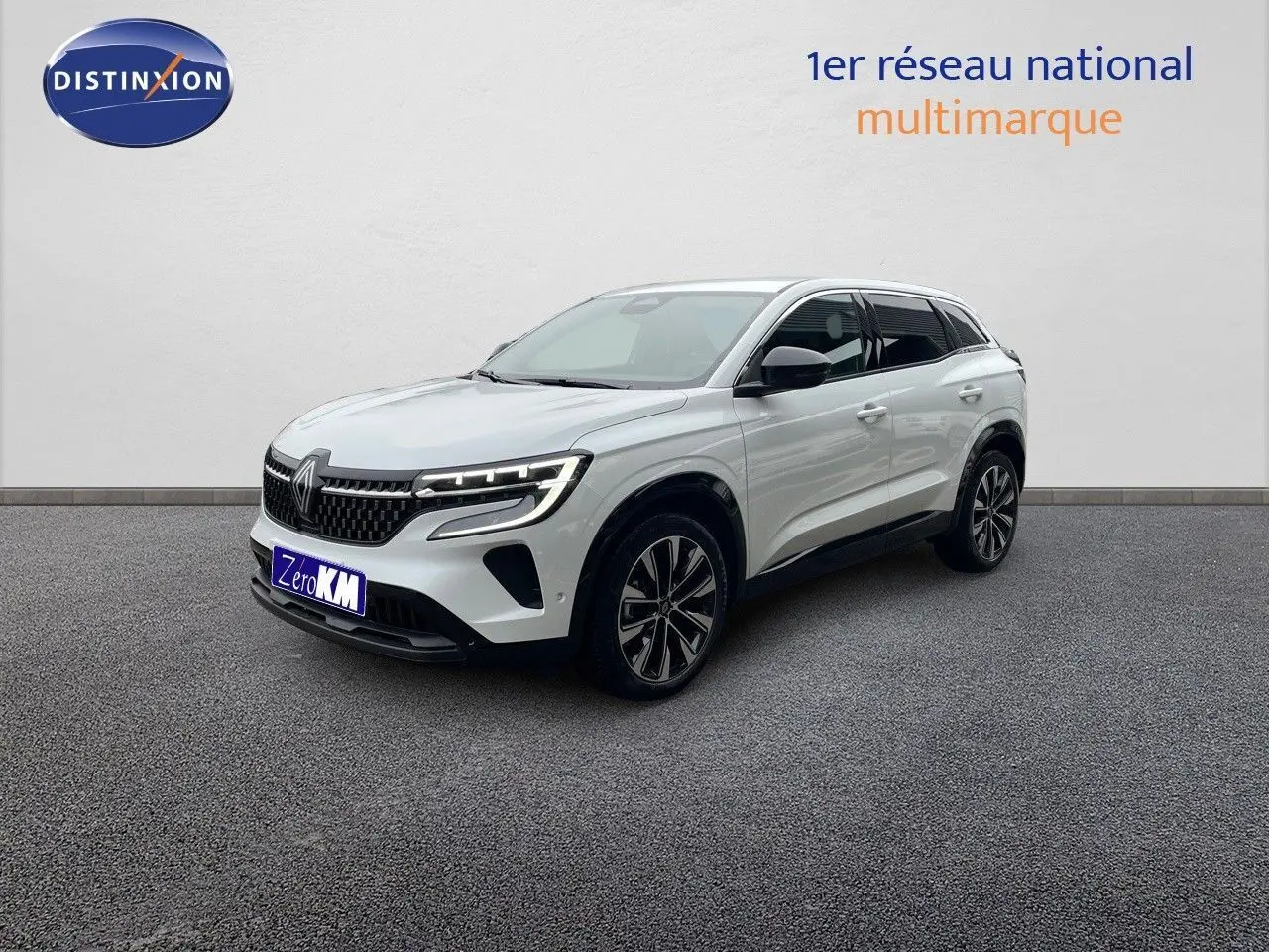 Renault Austral E-Tech blanc nacré en 3/4 avant droit, mettant en valeur ses optiques LED et jantes bi-ton.