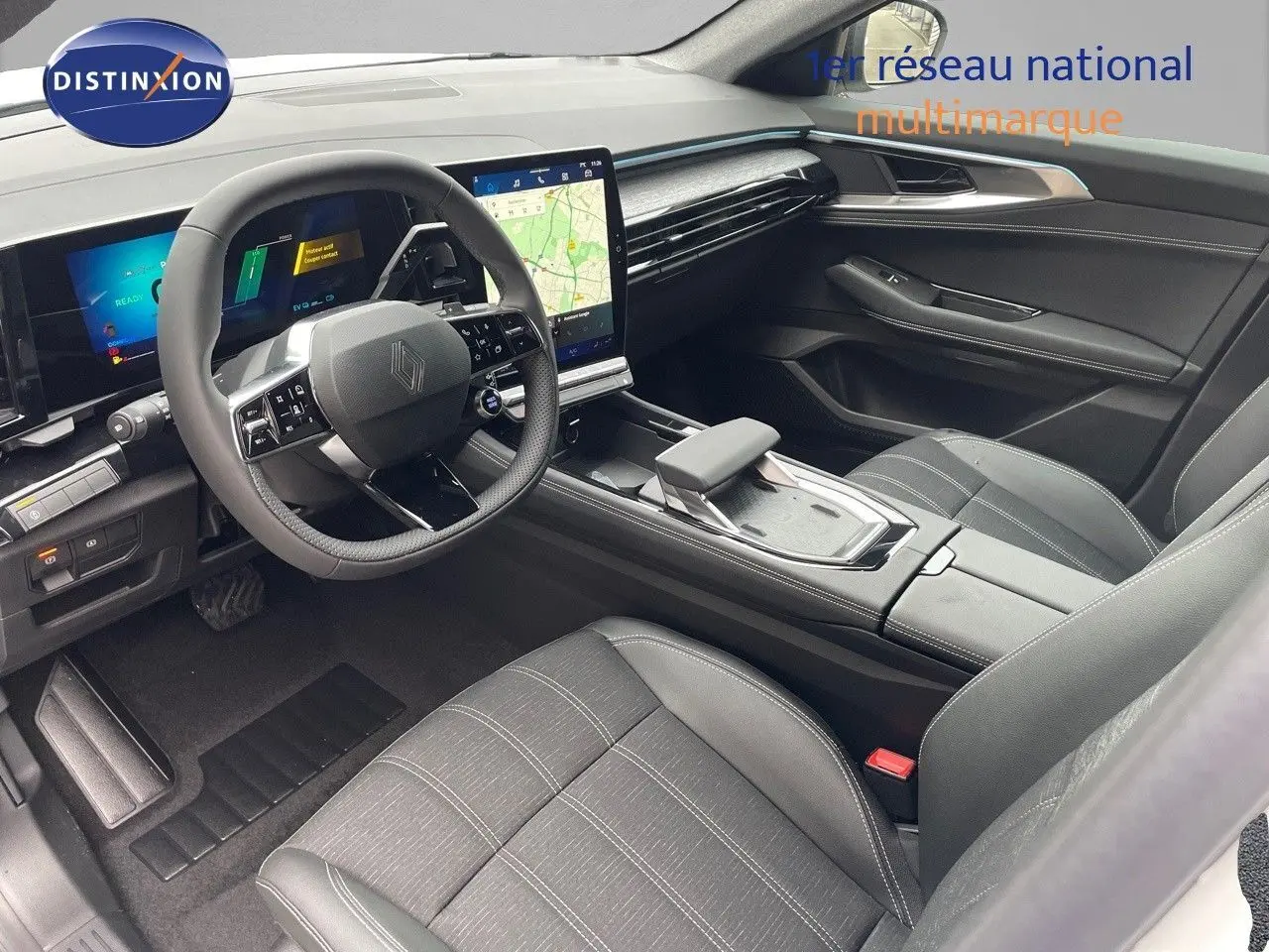 Intérieur du Renault Austral E-Tech 2024, vue côté conducteur, sièges gris noir et tableau de bord moderne avec écran tactile.