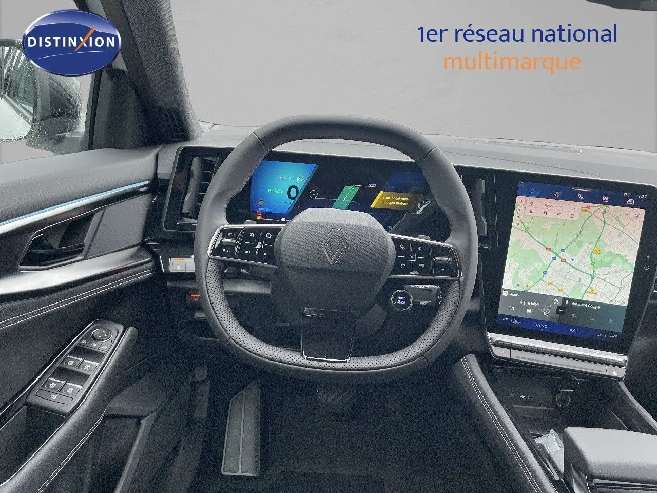 Intérieur du Renault Austral E-Tech hybride 2024, vue centrée sur le volant et l'écran tactile avec navigation affichée.