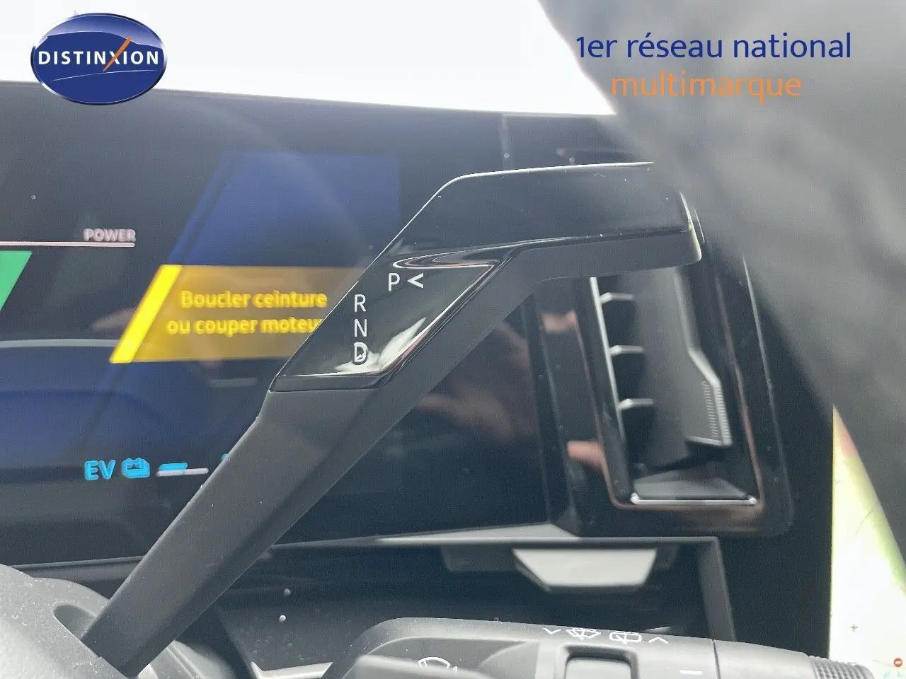 Le levier de vitesses automatique noir du Renault Austral E-Tech Hybrid 2024 vu de près dans l'habitacle.