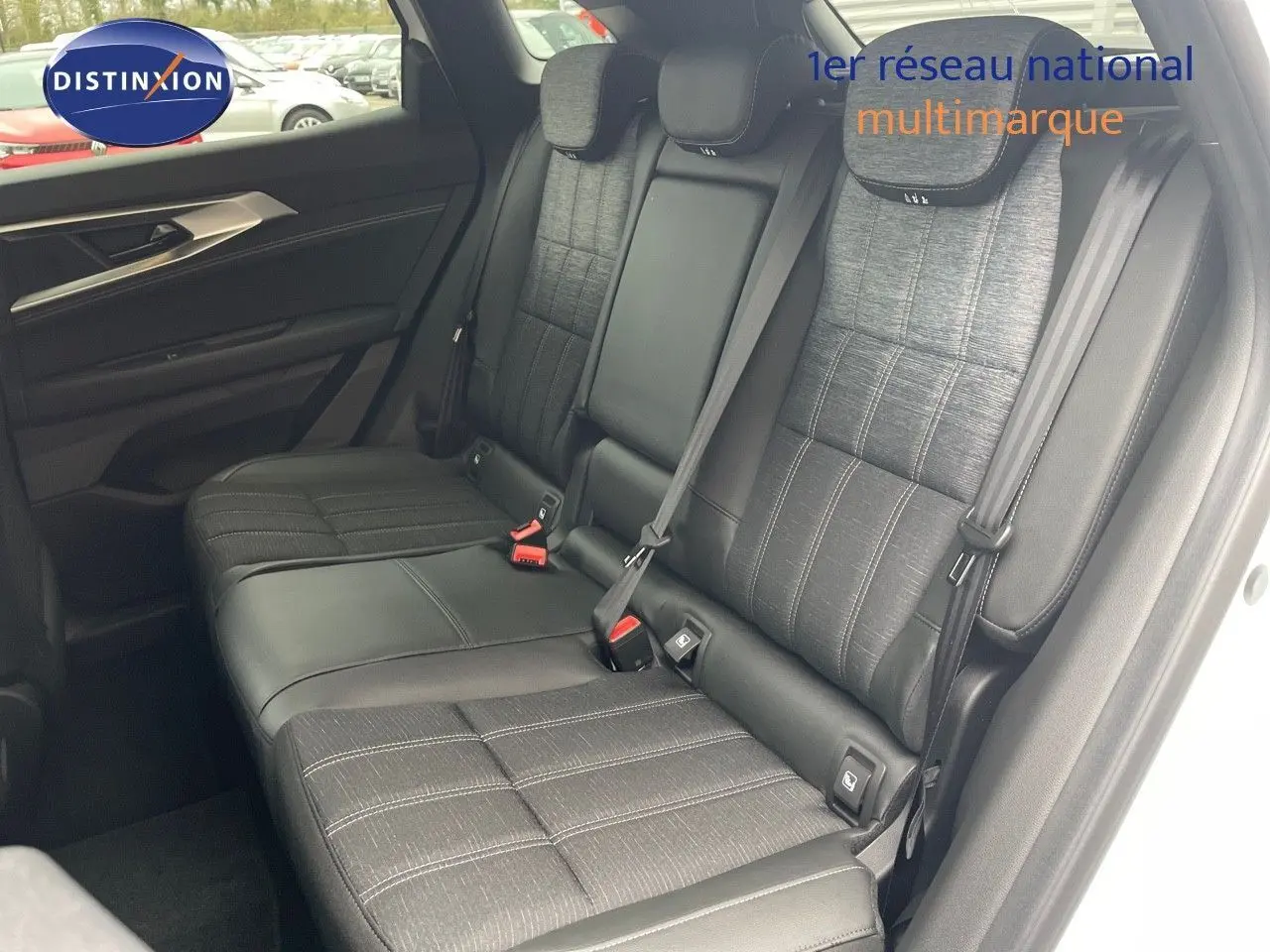 Vue intérieure côté droit des sièges arrière en tissu gris et cuir noir du Renault Austral blanc nacré 2024 E-Tech Full Hybrid.