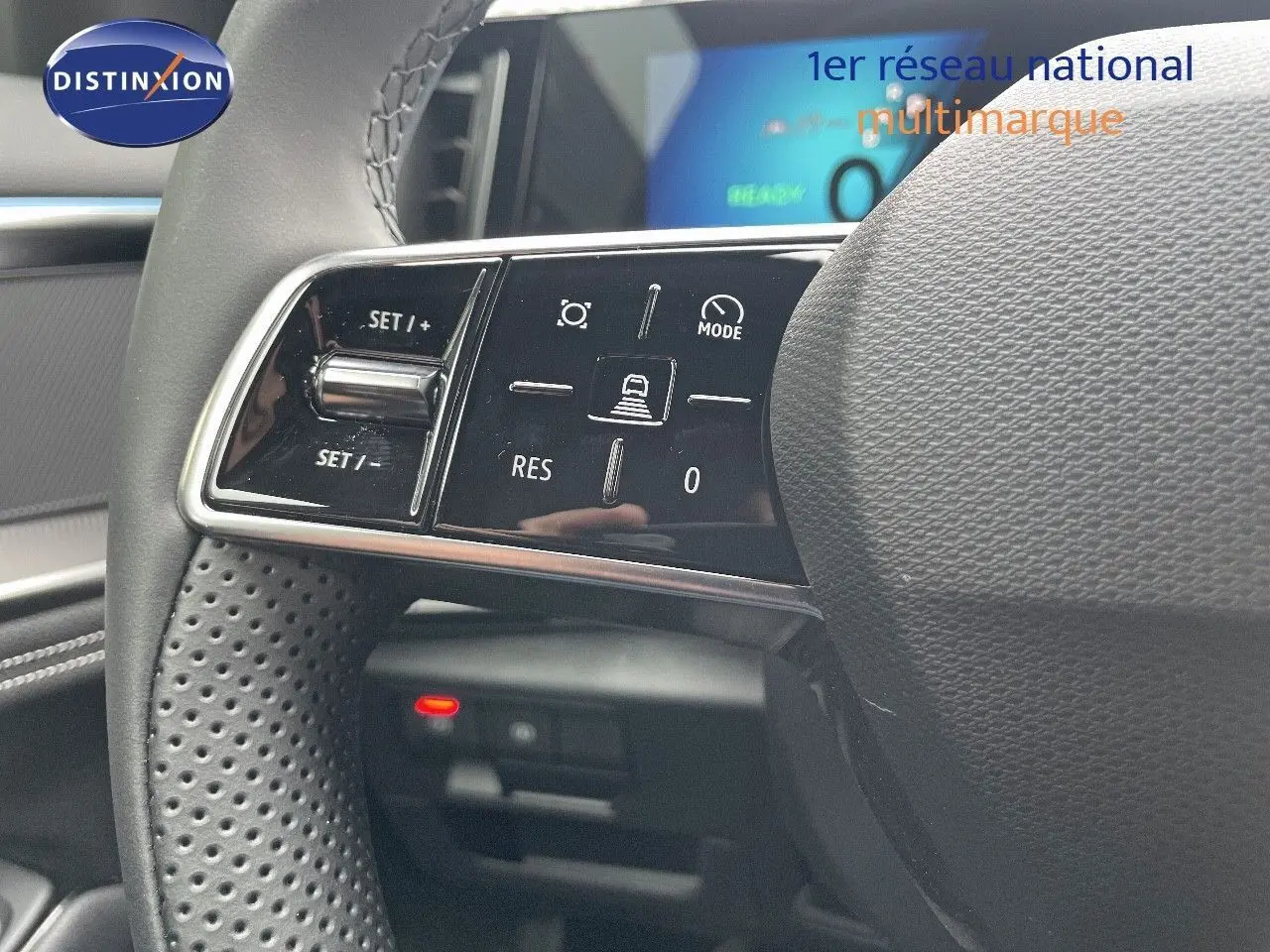 Gros plan sur les commandes du volant du Renault Austral blanc nacré, version E-TECH Full Hybrid 200ch Techno.