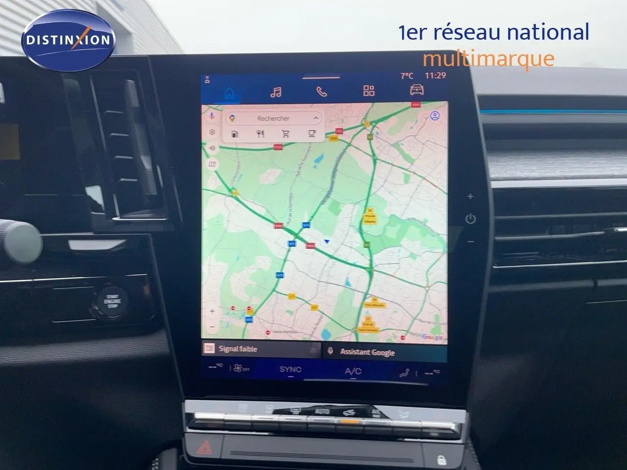 Écran tactile central avec navigation GPS dans l'habitacle d'une Renault Austral blanc nacré 2024.