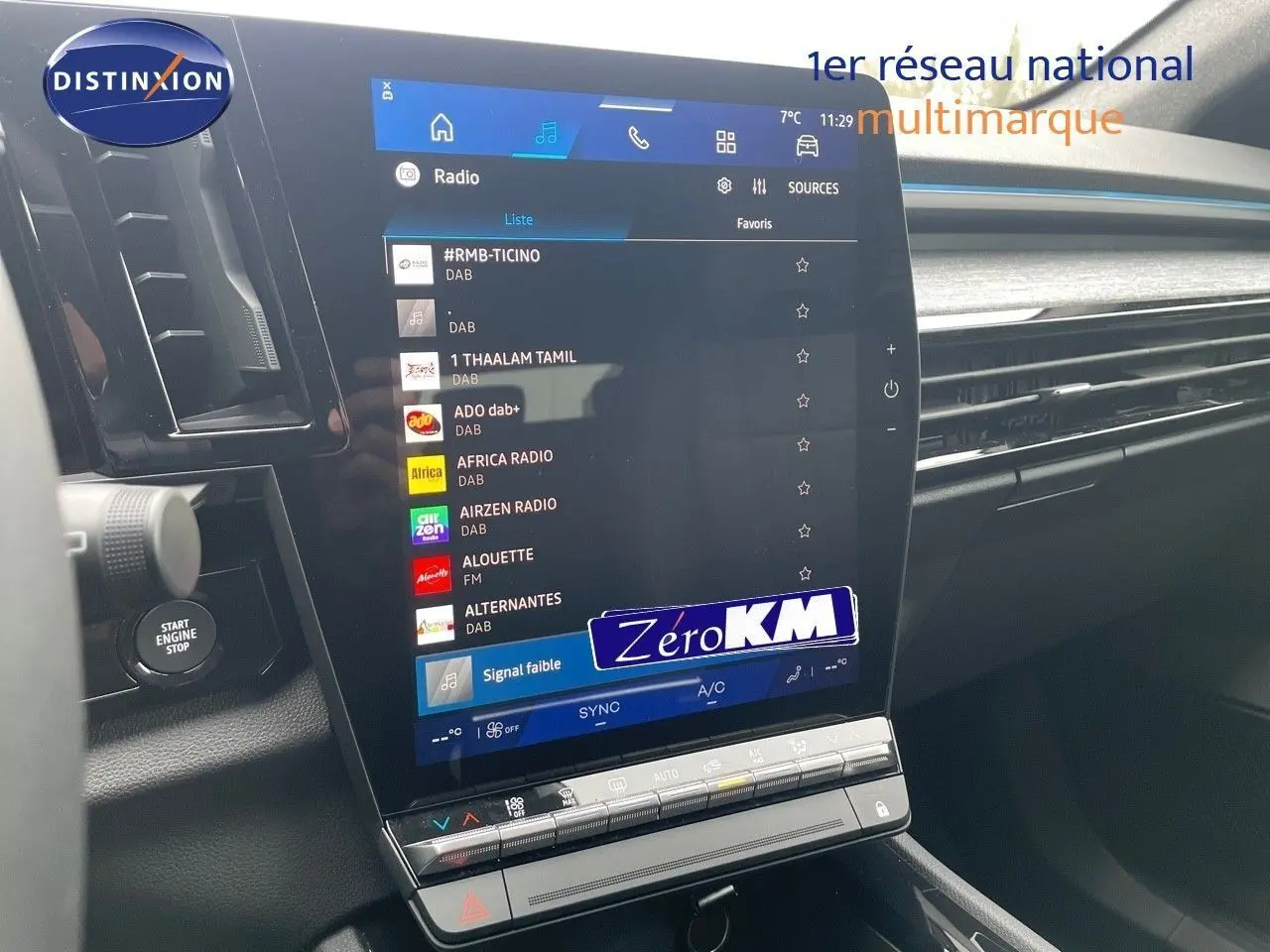 Écran tactile central affichant les options radio dans l'habitacle du Renault Austral blanc nacré 2024.