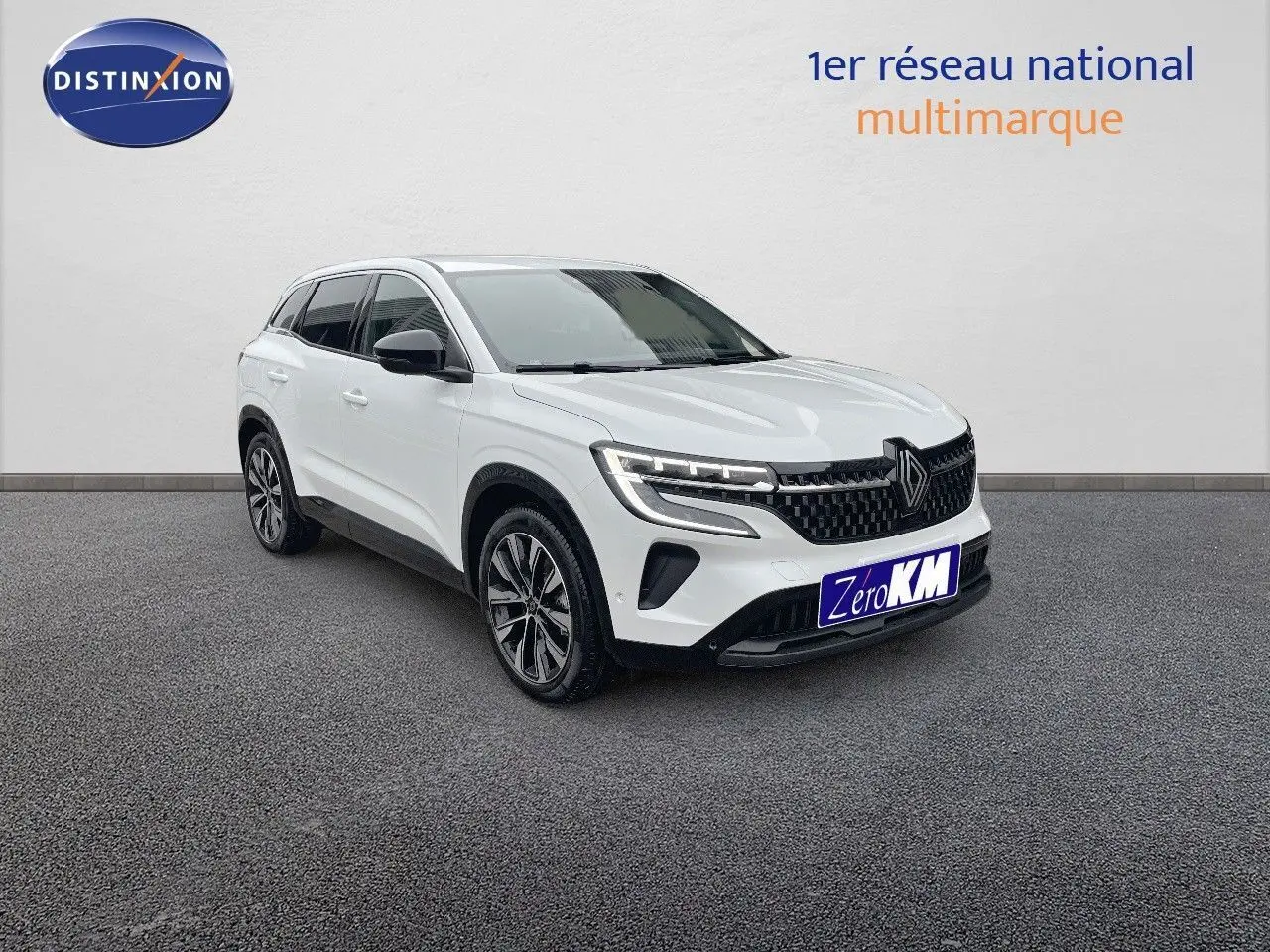 Renault Austral blanc nacré en 3/4 avant droit, SUV hybride avec calandre noire et jantes bi-ton.