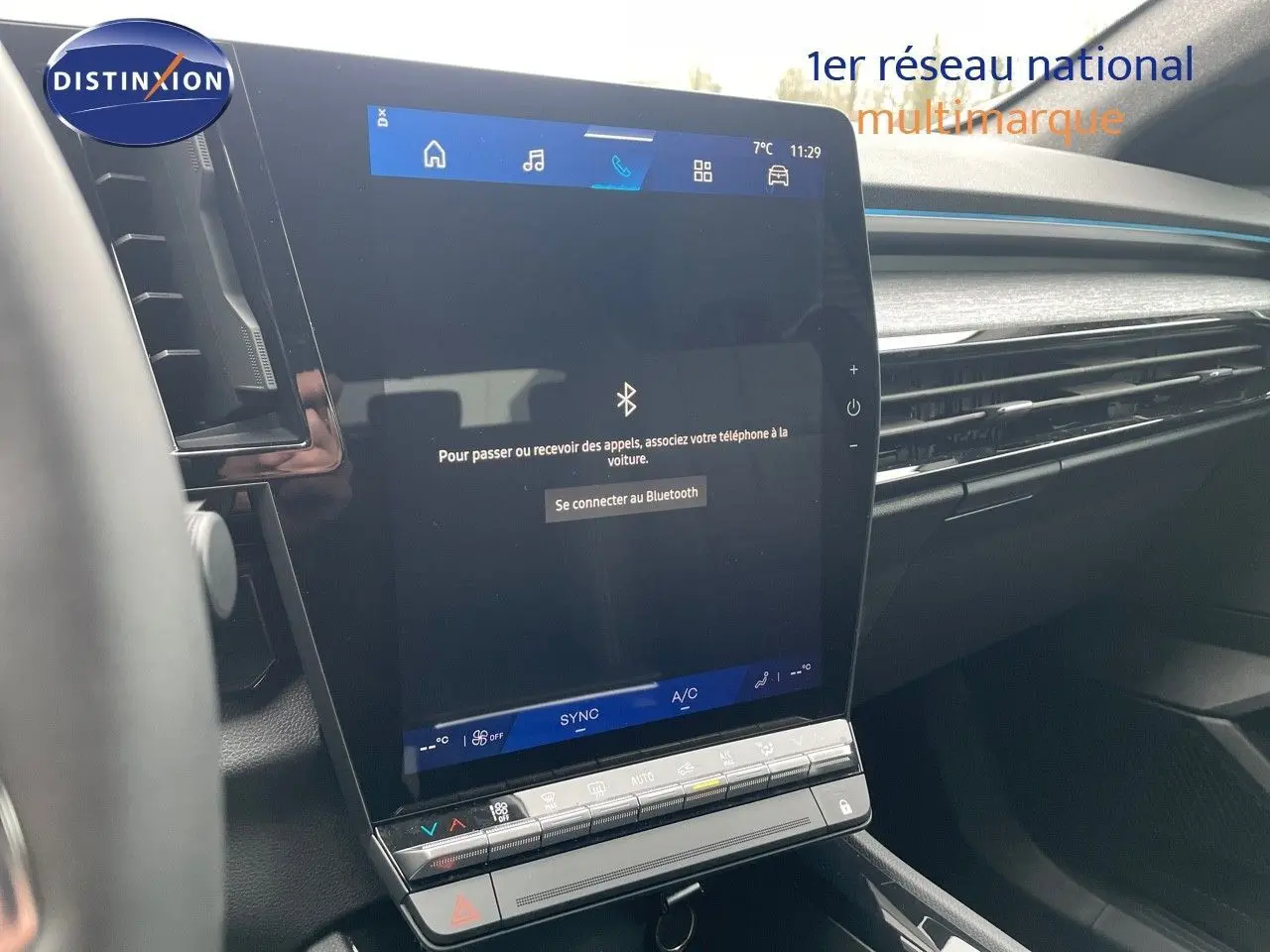 Vue rapprochée de l'écran tactile central du Renault Austral blanc nacré 2024 avec commandes climatisation intégrées.