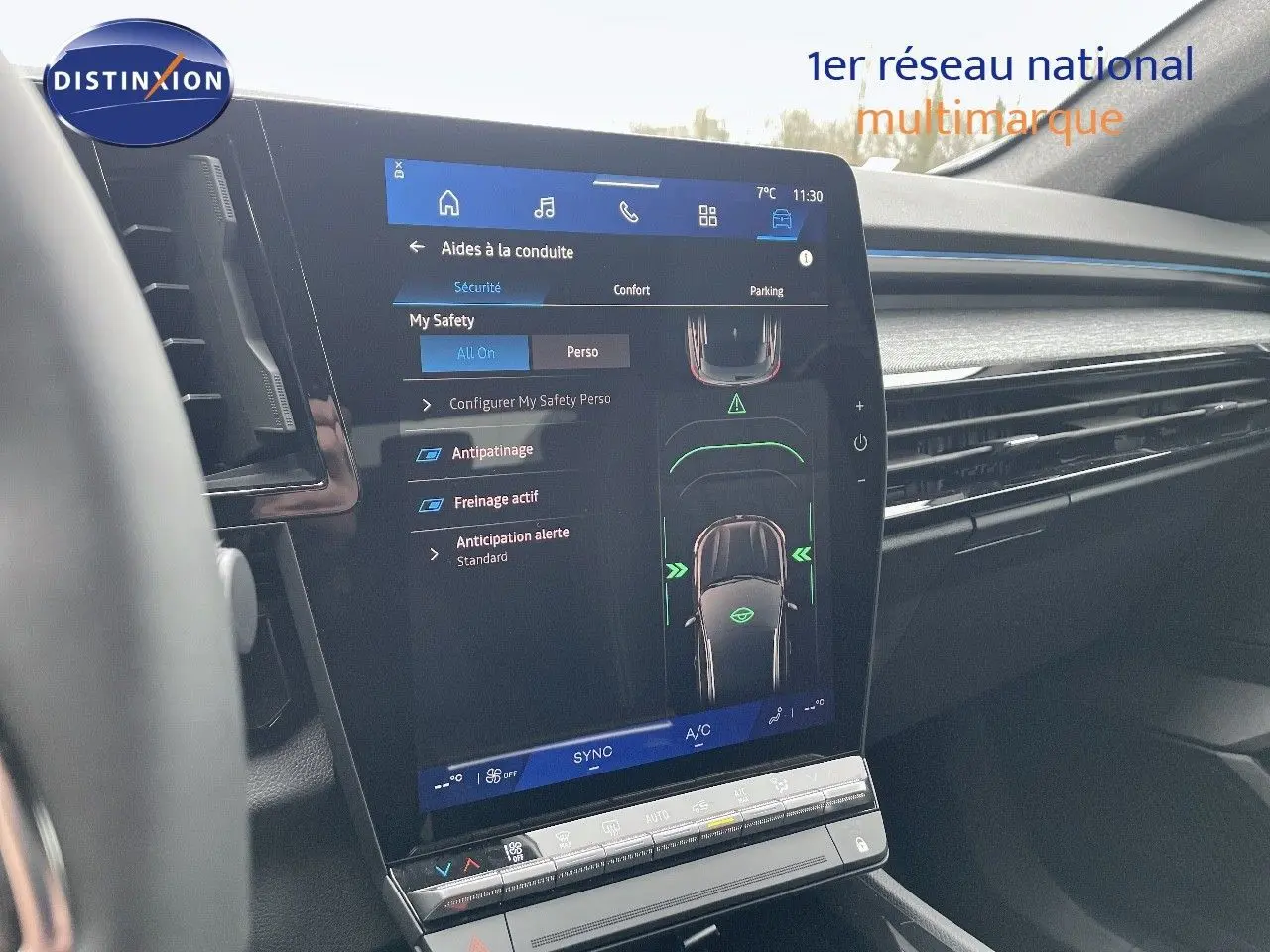 Vue rapprochée de l'écran tactile central et tableau de bord du Renault Austral blanc nacré 2024 hybride.