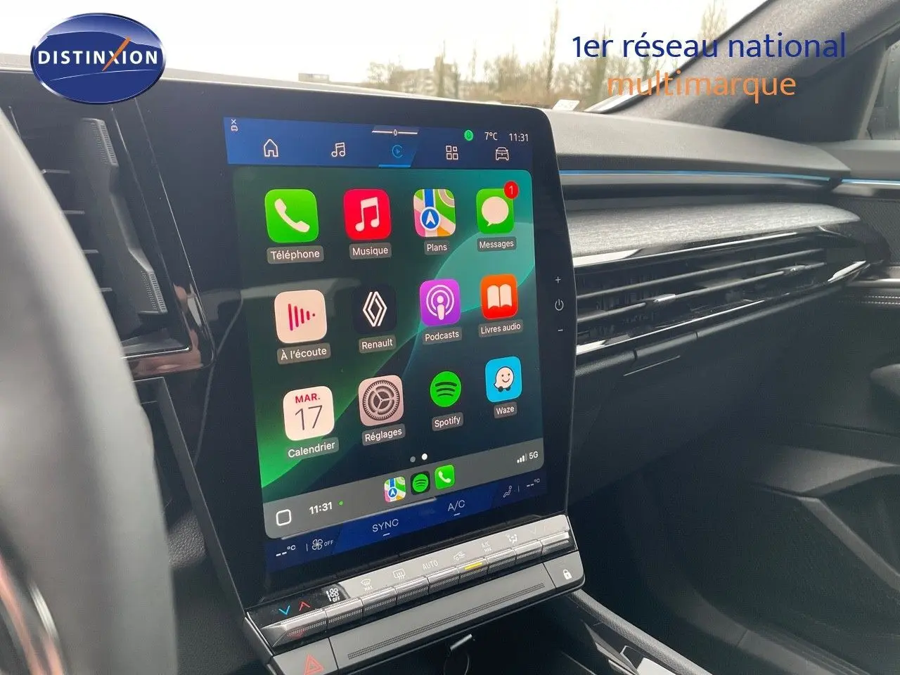 Écran tactile central affichant Apple CarPlay dans l'habitacle moderne du Renault Austral blanc nacré 2024.
