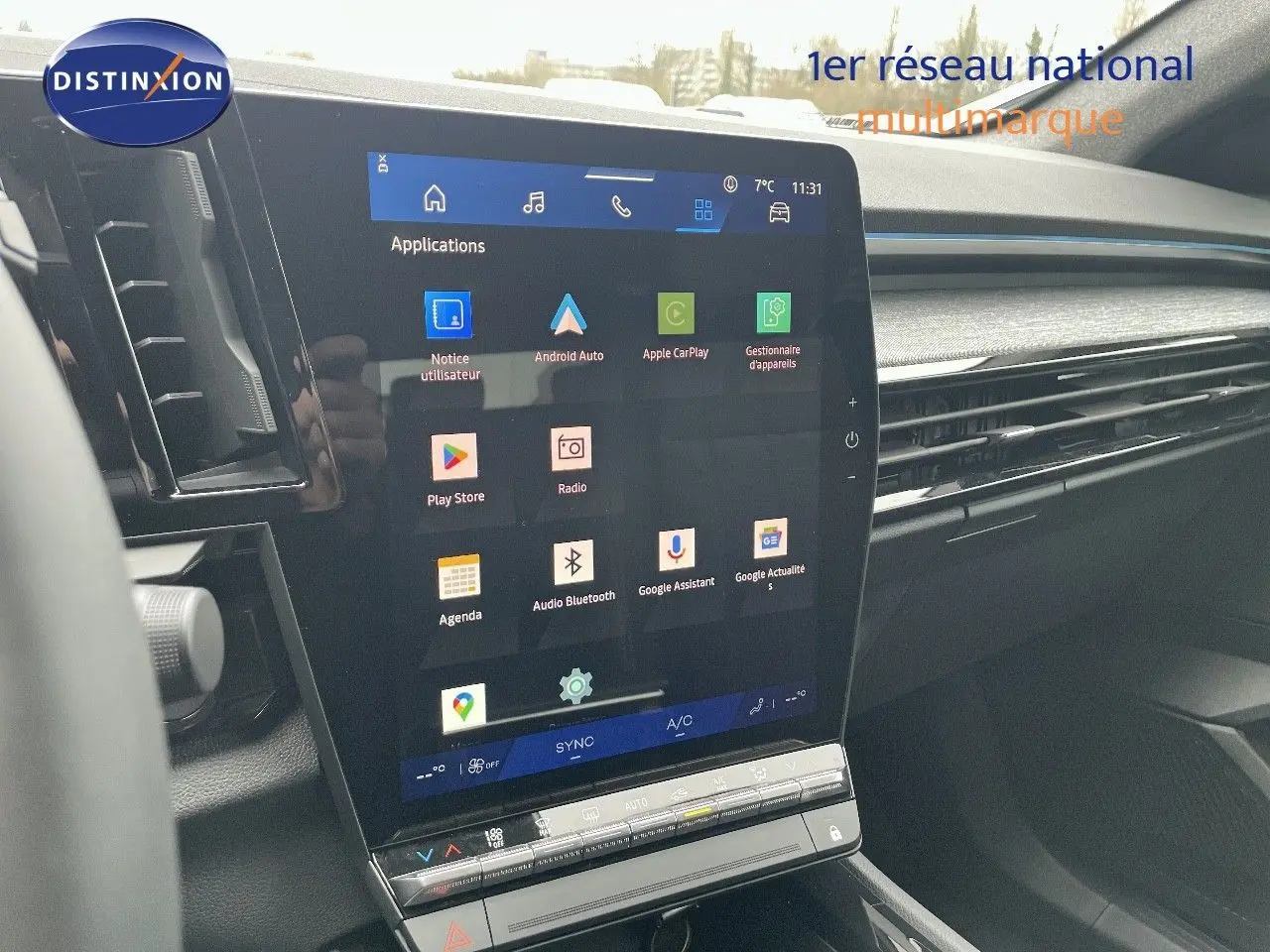 Écran tactile central affichant les applications multimédias dans l'habitacle du Renault Austral blanc nacré 2024.