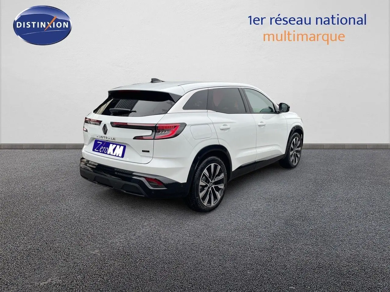 Vue 3/4 arrière droite d'un Renault Austral blanc nacré avec jantes bi-ton et feux LED distinctifs.