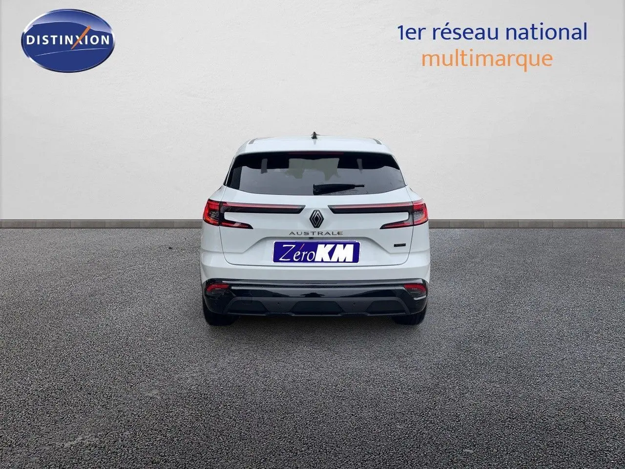 Vue arrière d'un Renault Austral blanc nacré 2024 avec feux LED et logo central bien visibles.