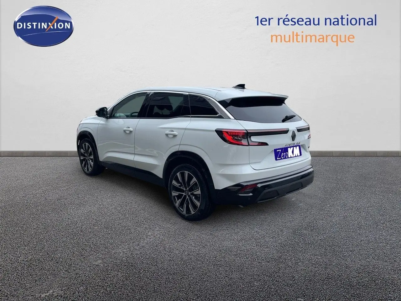 Renault Austral E-Tech blanc nacré en 3/4 arrière droit, SUV hybride avec jantes bi-ton et vitres teintées.