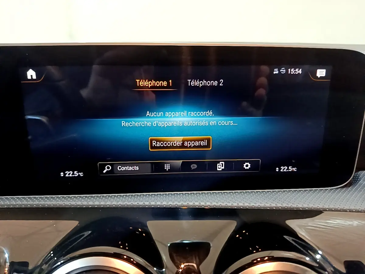 Écran tactile central affichant la connexion Bluetooth dans le tableau de bord de la Mercedes Classe A 180 AMG Line noire.