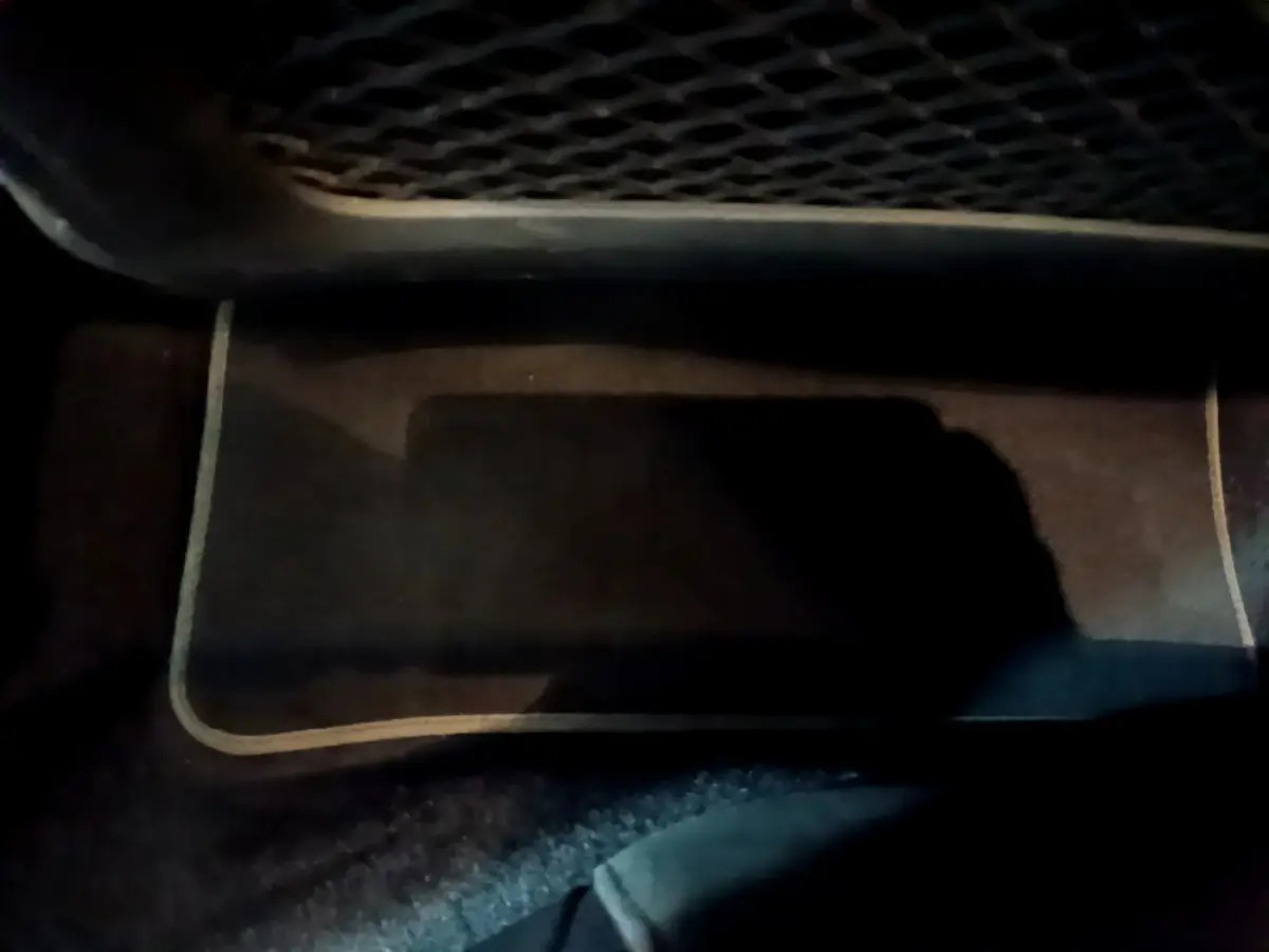 Tapis de sol noir avec surpiqûres claires dans l'habitacle d'une Mercedes Classe A 180 AMG Line 2019.