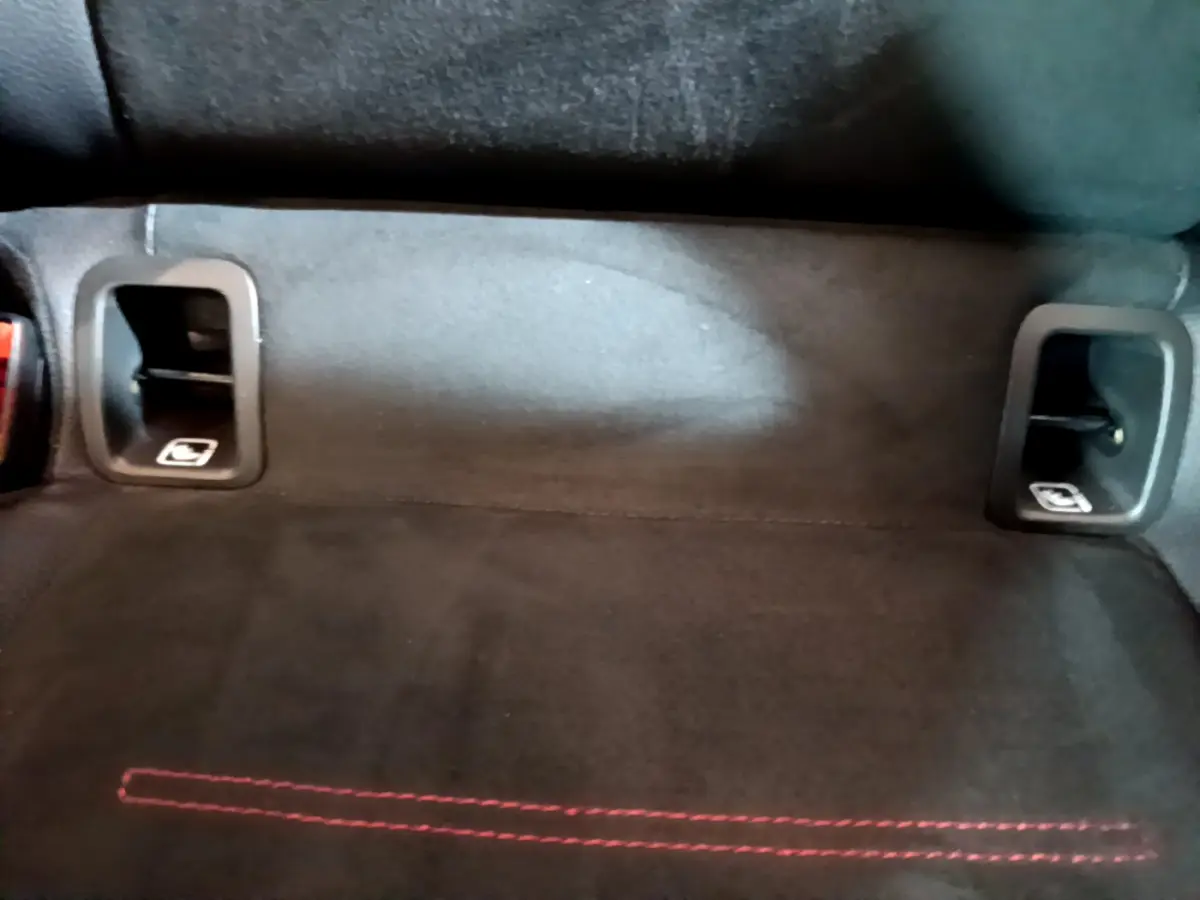 Détail de la banquette arrière noire avec commandes de lève-vitres intégrées sur une Mercedes Classe A A 180 AMG Line 2019.