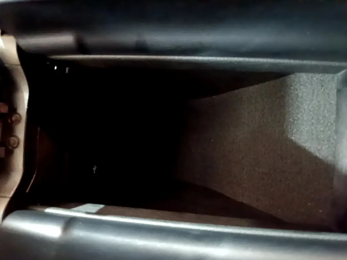 Vue rapprochée de la console centrale noire de la Mercedes Classe A 180 AMG Line 2019 avec revêtement textile.