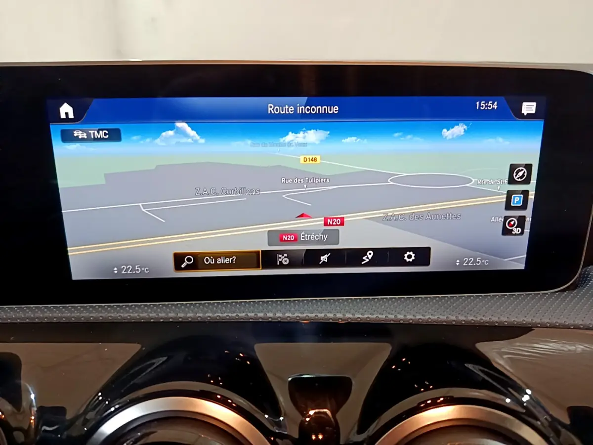 Écran tactile de navigation 10,3 pouces dans le tableau de bord noir brillant d'une Mercedes Classe A 180 AMG Line.