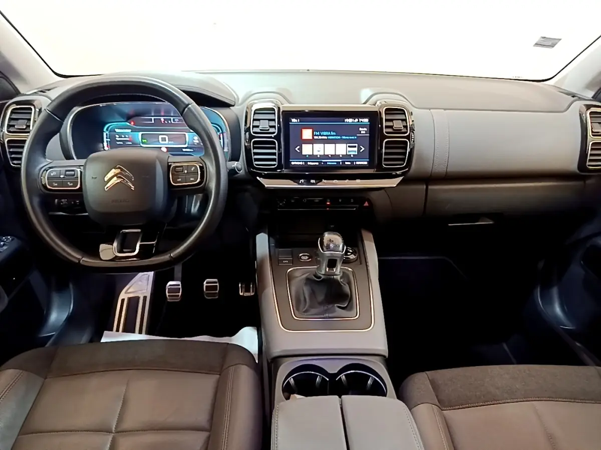 Vue intérieure avant du Citroën C5 Aircross gris foncé, volant cuir multifonctions et écran tactile central visible.
