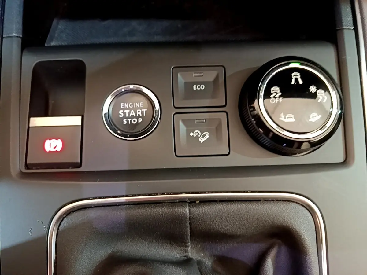 Vue en gros plan de la console centrale du Citroën C5 Aircross gris foncé, avec bouton start/stop et commandes de conduite.