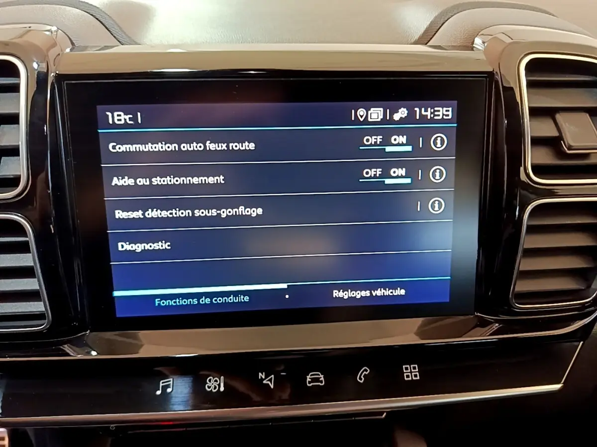 Écran tactile central du tableau de bord du Citroën C5 Aircross gris foncé, affichant les réglages d’aide à la conduite.