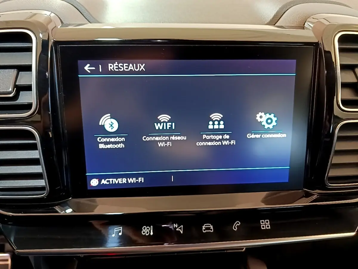 Écran tactile central du tableau de bord du Citroën C5 Aircross 2020, affichant les options de connexion Wi-Fi et Bluetooth.