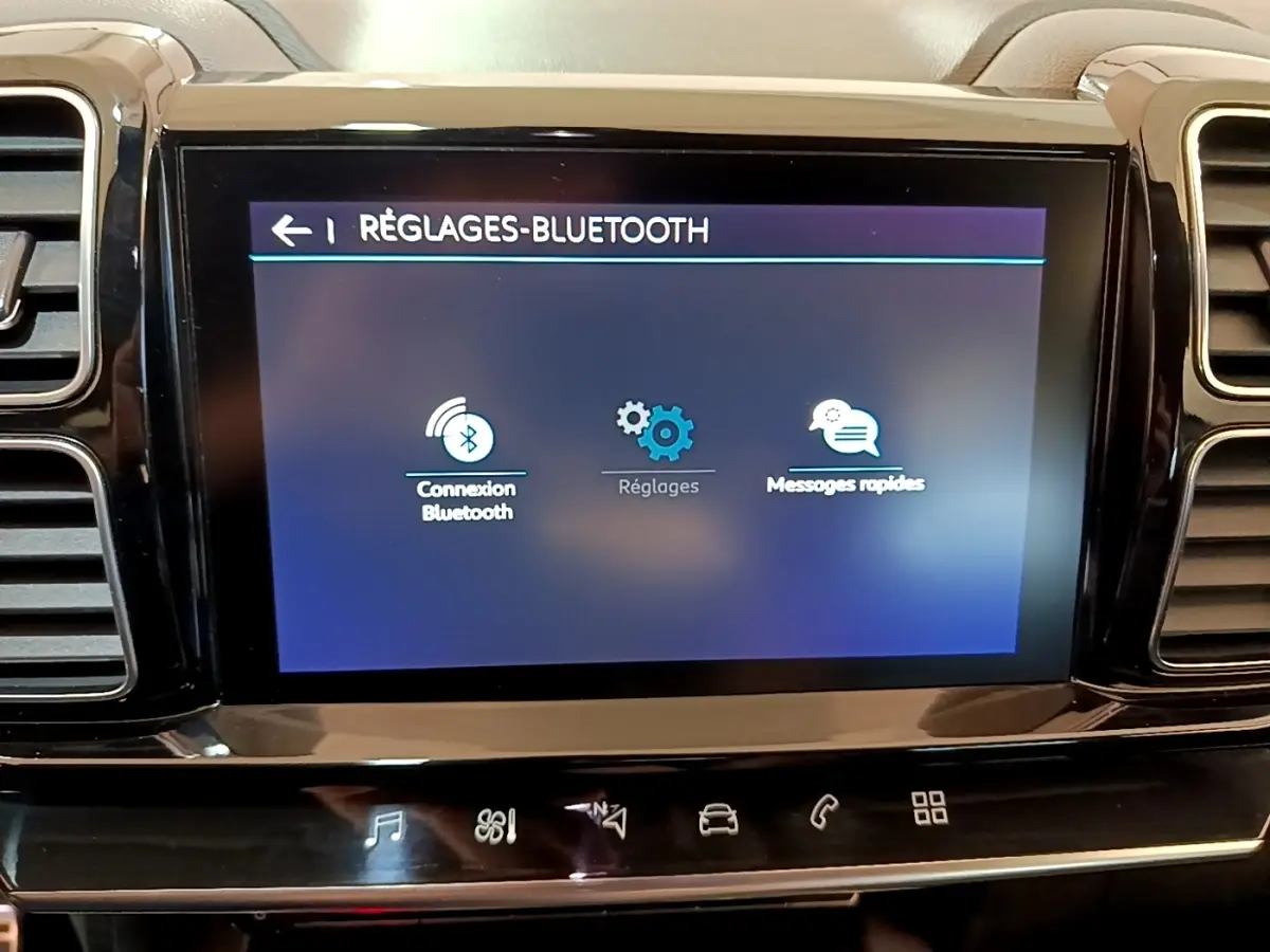 Écran tactile central du tableau de bord du Citroën C5 Aircross 2020 affichant les réglages Bluetooth.