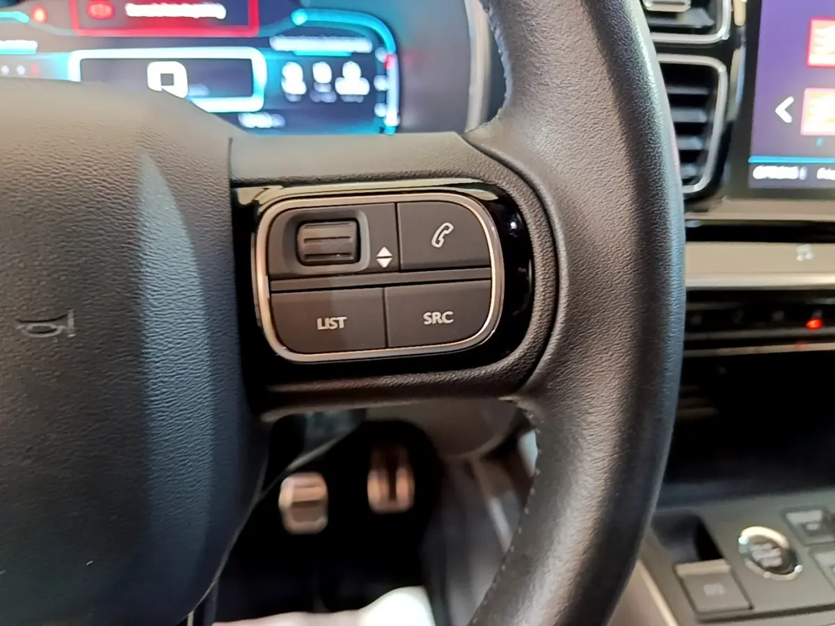 Gros plan sur le volant cuir noir du Citroën C5 Aircross 2020, avec commandes multifonctions visibles à gauche.