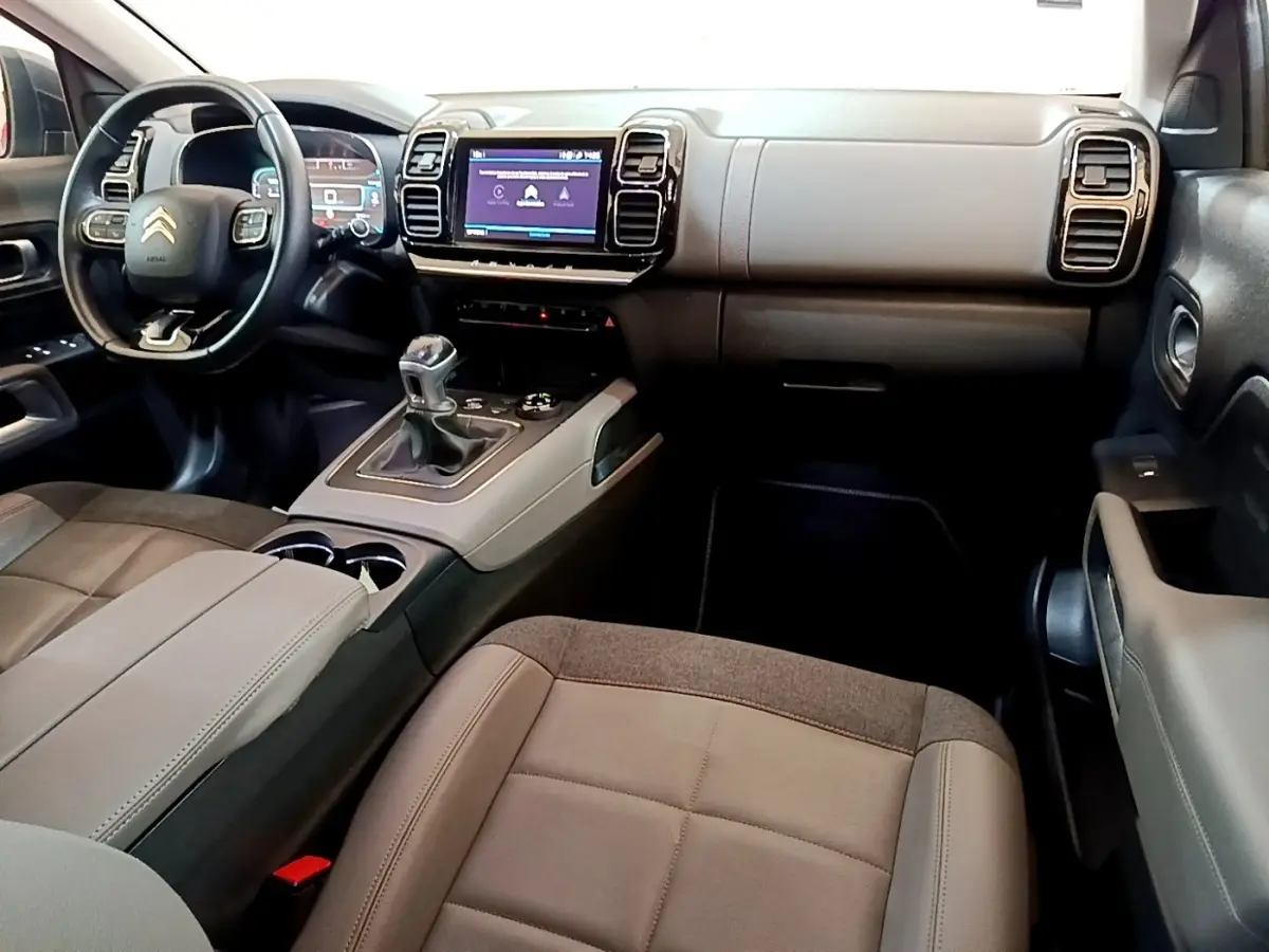 Vue intérieure avant droite du Citroën C5 Aircross 2020, tableau de bord moderne avec écran tactile et volant cuir multifonctions.
