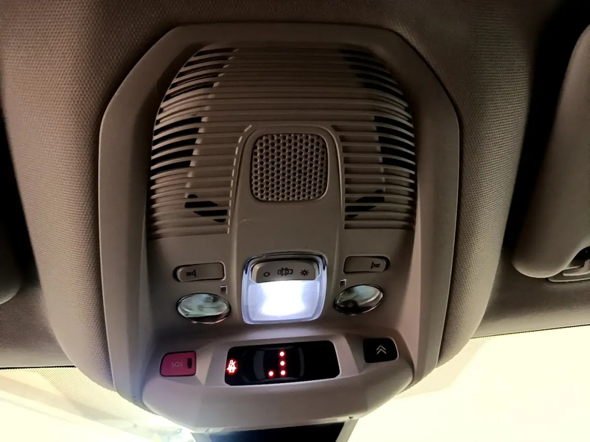 Plafonnier intérieur avec éclairage et commandes, vue en contre-plongée dans un Citroën C5 Aircross gris foncé 2020.