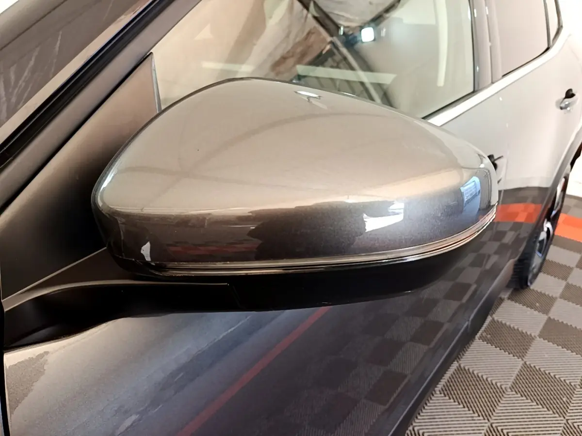 Rétroviseur droit gris foncé du Citroën C5 Aircross 2020, vue rapprochée avec partie latérale du véhicule visible.