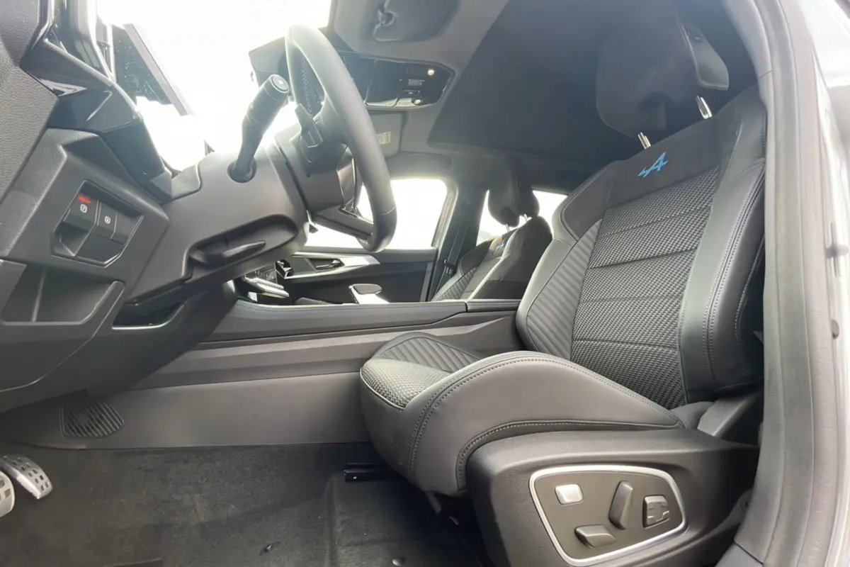 Vue intérieure côté conducteur du Renault Austral gris schiste, sièges sport semi-alcantara avec logo Alpine bleu.