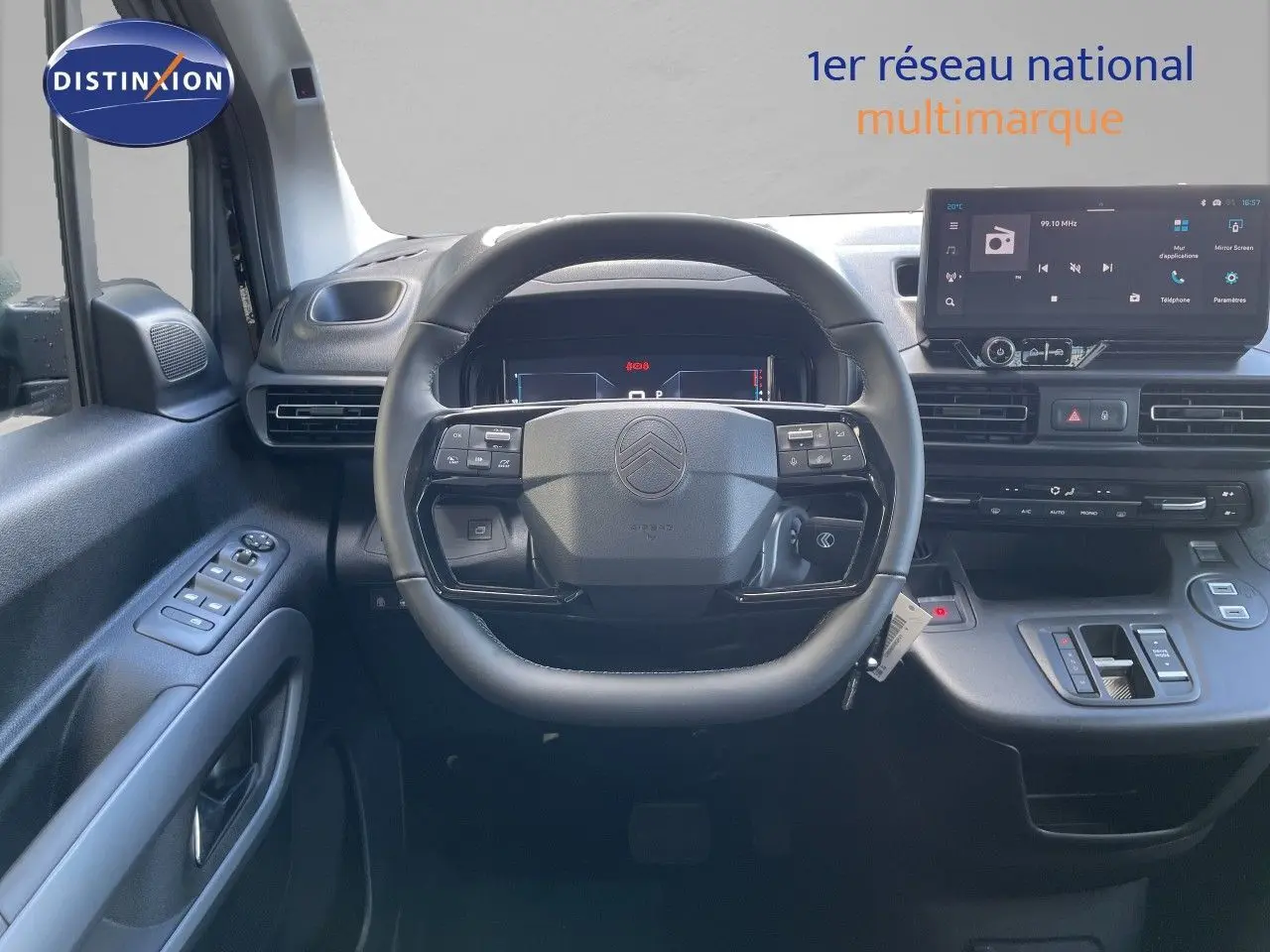 Vue frontale de l’intérieur noir du Citroën Berlingo 2026, avec volant multifonction et écran tactile central.