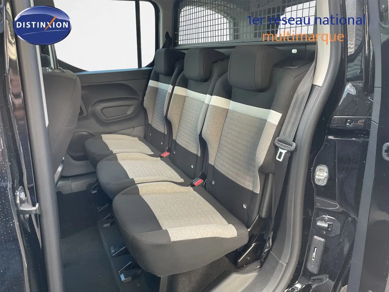 Vue intérieure côté gauche montrant la banquette arrière en tissu gris et noir du Citroën Berlingo noir Perla Nera 2026.