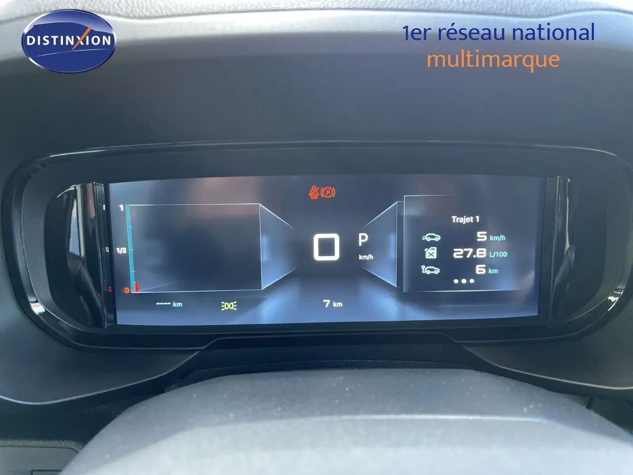 Affichage numérique du tableau de bord du Citroën Berlingo 2026, montrant la vitesse à 0 km/h et les données de trajet.