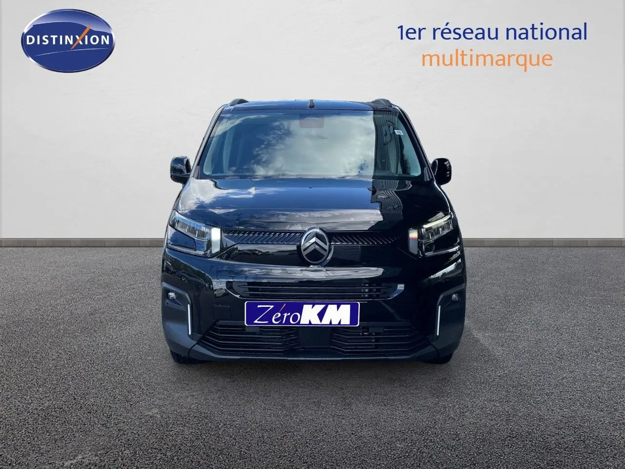 Vue frontale d'un Citroën Berlingo MPV M noir Perla Nera métal 2026 avec calandre moderne et phares LED distinctifs.